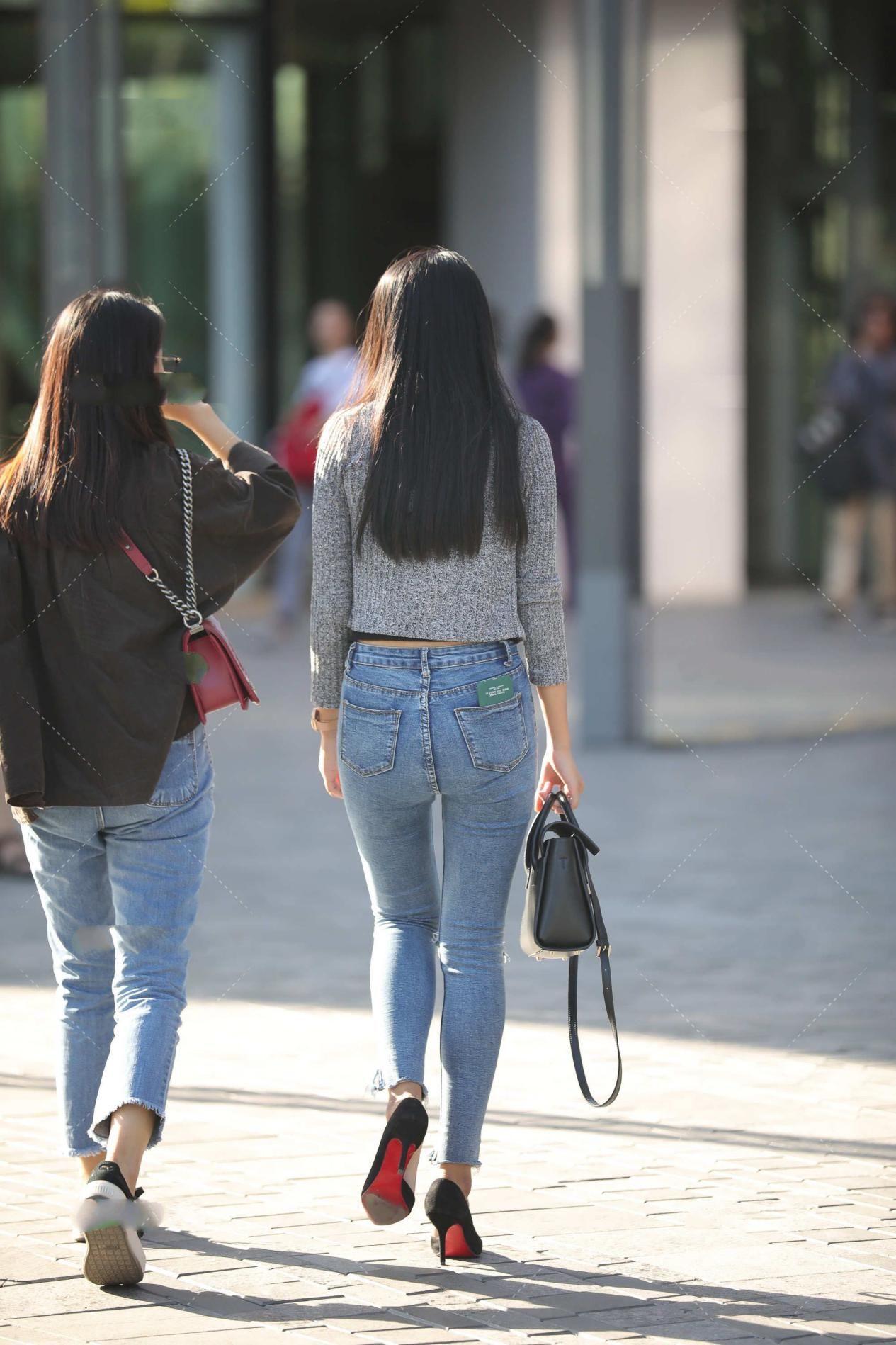 灰色针织开衫，搭配浅色牛仔裤，温暖舒适，大方优雅