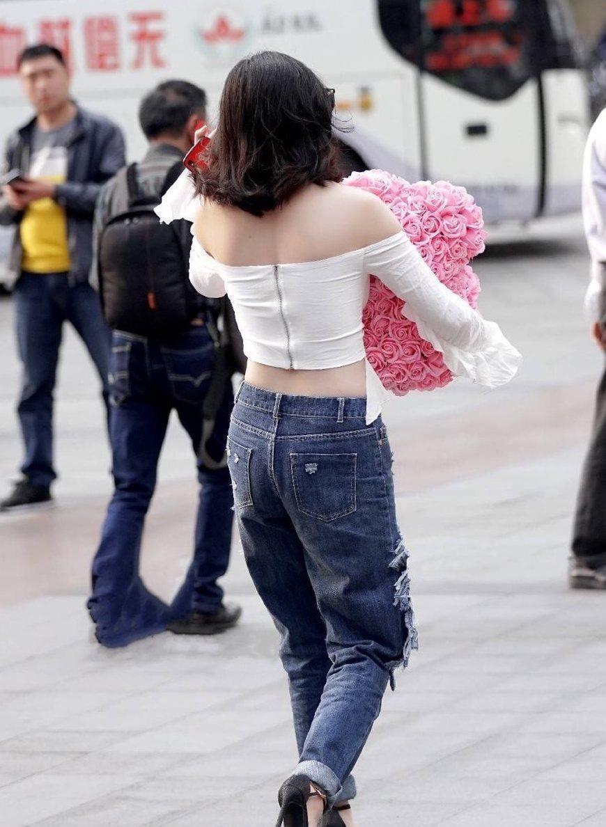 街拍白色短款紧身衣,搭配个性牛仔裤,性感时尚范