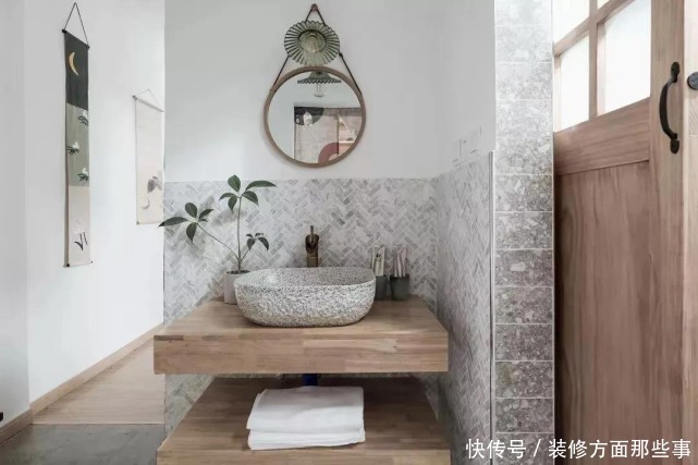 氛围感|90㎡原木风在灰白木之间,平衡出空间的安谧