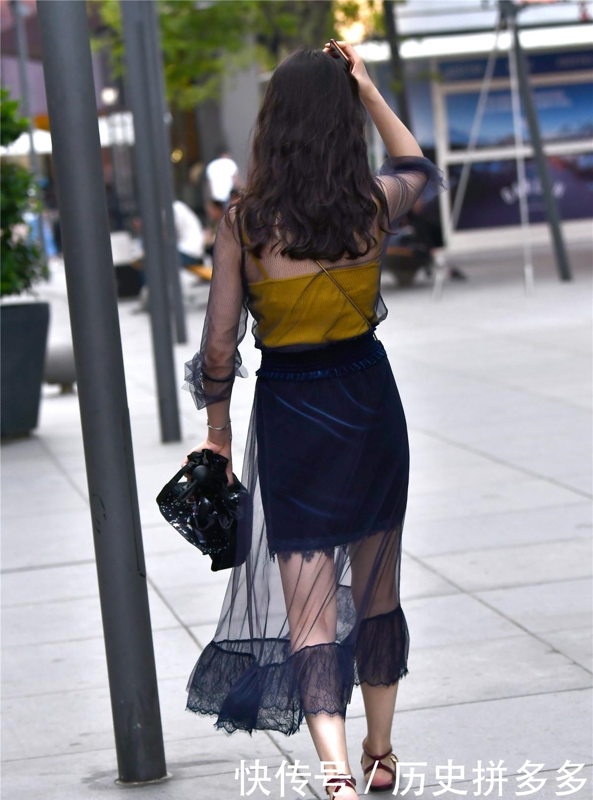气质|街拍:穿长色连衣裙的小姐姐,气质太美,犹如神仙姐姐