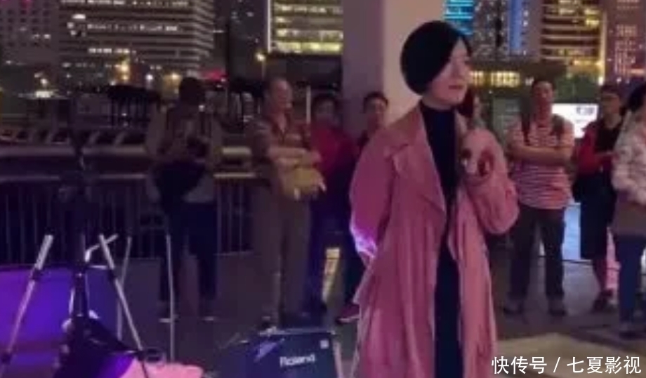 《星光大道》冠军龙婷又回去街头“卖唱”了