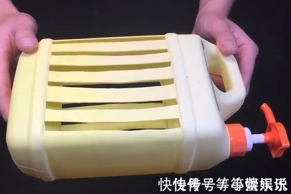 洗洁精瓶子扔掉等于“扔钱”,剪几刀放在厨房里,全家人都抢着用