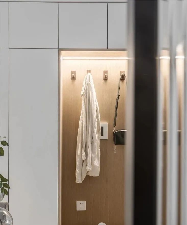三居室|105㎡现代简约三居室,全屋大白墙加定制收纳柜超级实用宽敞