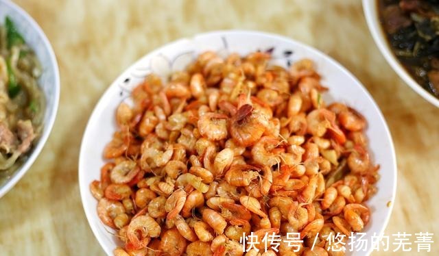 弟弟第一次带女友回家，妈妈做了一桌好菜招待，网友是个好婆婆！