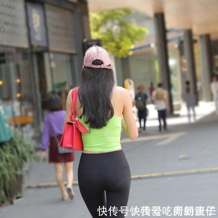 表姐穿着吊带和紧身裤,再加上烈焰红唇,一点都不像快30的人了