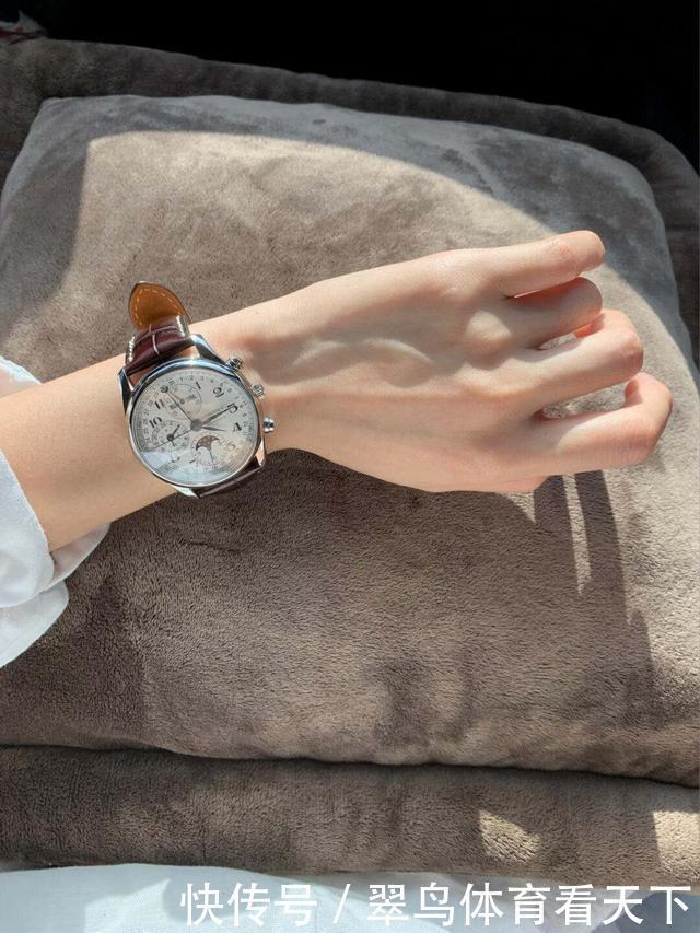活力冬日搭配,浪琴腕间时计,释放男士优雅灵动魅力!