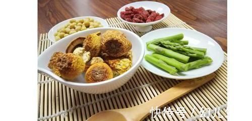 手脚麻木|睡觉出现4个异常，说明脑血管堵了，做好4个字，清血脂通血管