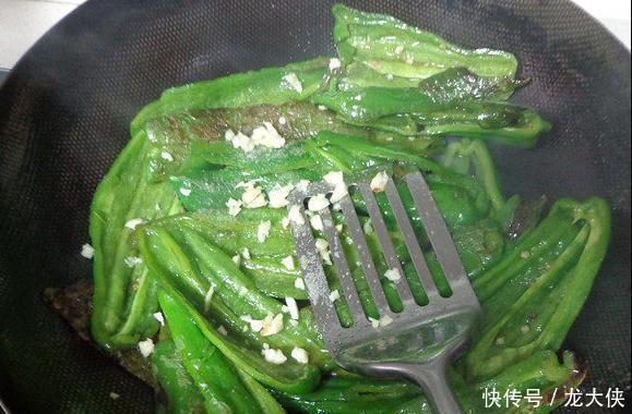 舒坦|青椒这样做,比所有蔬菜都美味,几个青椒下两碗米饭,酸辣爽舒坦