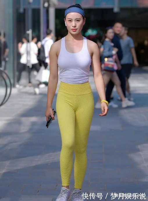 束缚感 丰润多姿的打底裤美女,给路人上了一堂“形体课”!