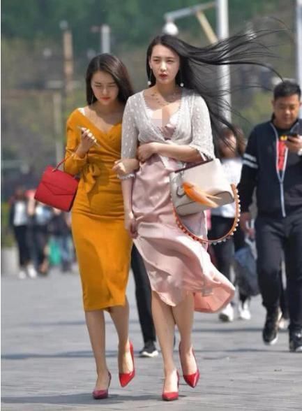 粉色连衣裙搭配红色高跟鞋，气质满满，仙气十足