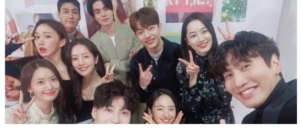 李光洙下车了 但又没完全下