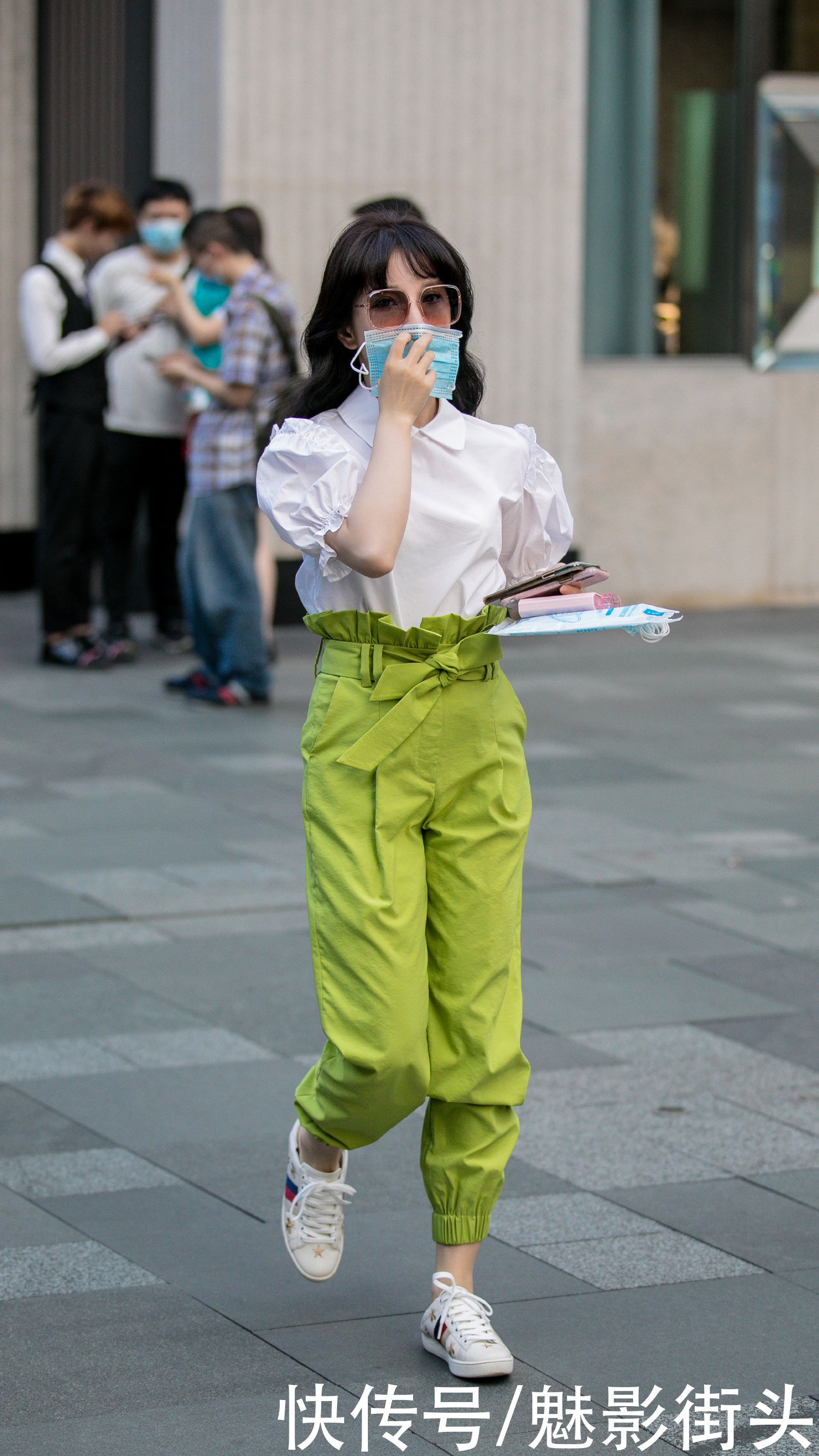 要想生活过得去，就要添加一点绿，这些美女的绿色搭配潮范十足