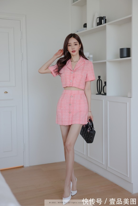 孙允珠|女神孙允珠时尚搭配：彩虹霓彩格子粉蕊英式西装裙