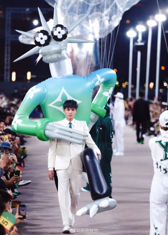 自降咖位跪舔流量鲜肉？又一奢侈品牌跌落神坛？