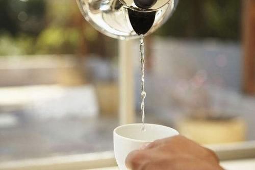 多喝水|早晨空腹喝水很养生？专家：不注意以下3点，还不如别喝