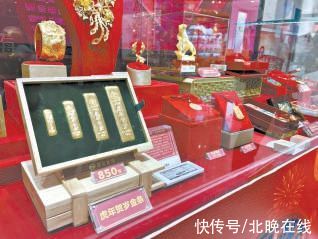 半夜蹲守直播间，人头济济满金店 黄金柜台前挤满年轻人