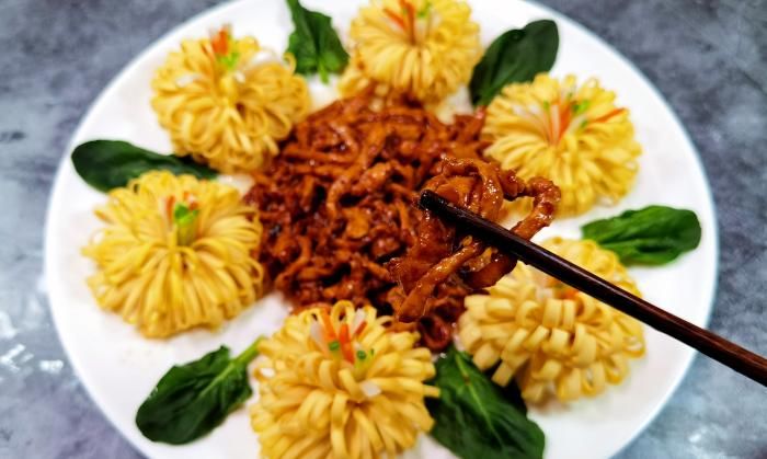  这道“花开富贵”，是年夜饭的压轴菜，颜值高寓意好，吃出好彩头