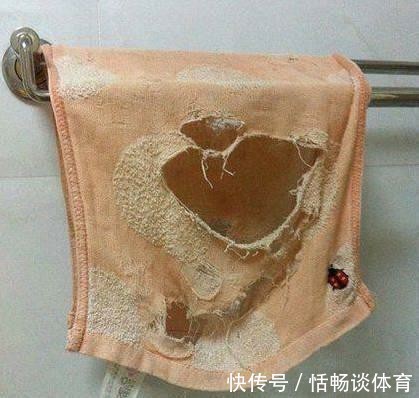 |搞笑GIF趣图段子:主任愣了一下说,舌头伸出来我看看