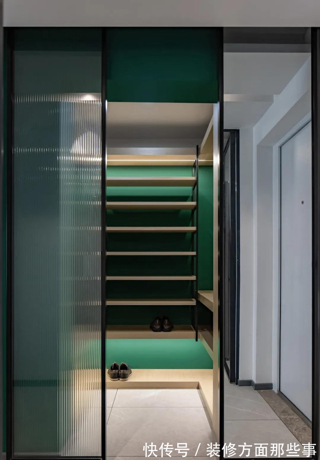 床头柜|91平现代简约风三居室黑白灰主干净清爽，加入木色提升空间温度