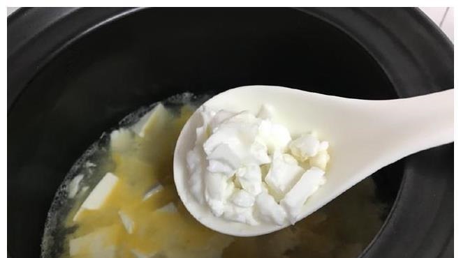 豆腐加入这两样,鲜美入味还补钙,营养丰富易吸收,孩子要常吃