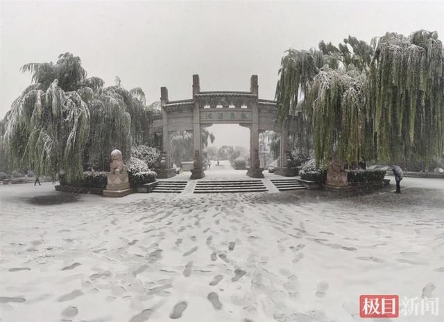 新闻记者|近10年最早初雪光临济南，市民赞雪中大明湖“宛如仙境”