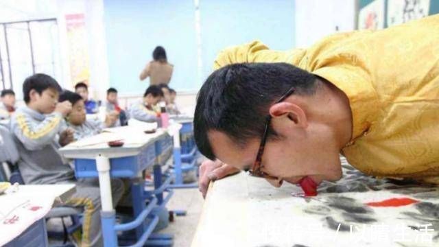 画画#他用舌头画画,看到舌头后,网友大呼:不敢看