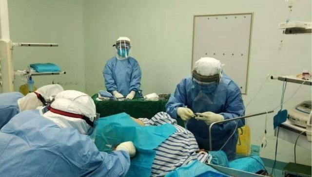 产妇|''那是在救你命'',27岁产妇遇上大出血,医生伸手找出血点反被骂