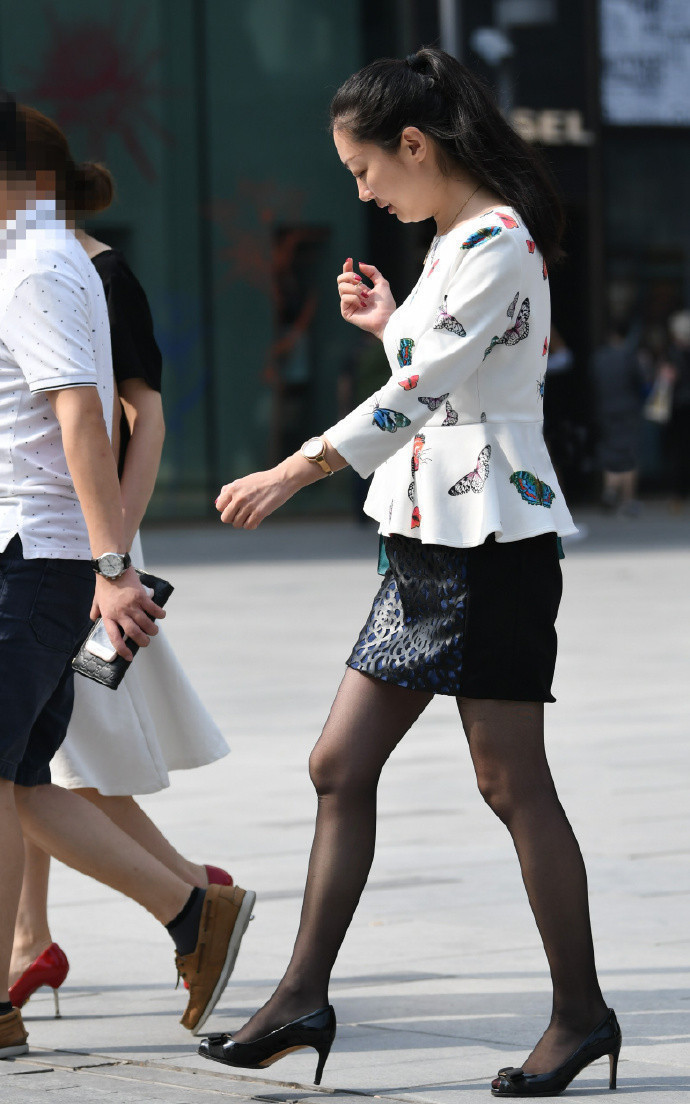 街拍辣妈真聪明,在皮裙上开几个洞,完美解决了不透气的问题