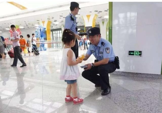 保安|3岁女娃在商场丢,当她说出爸爸名字后,保安笑喷:真的忍不住