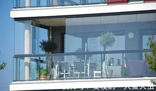 无框|阳台还可以这么封?邻居家阳台窗户连框都没有,看上去和没封一样