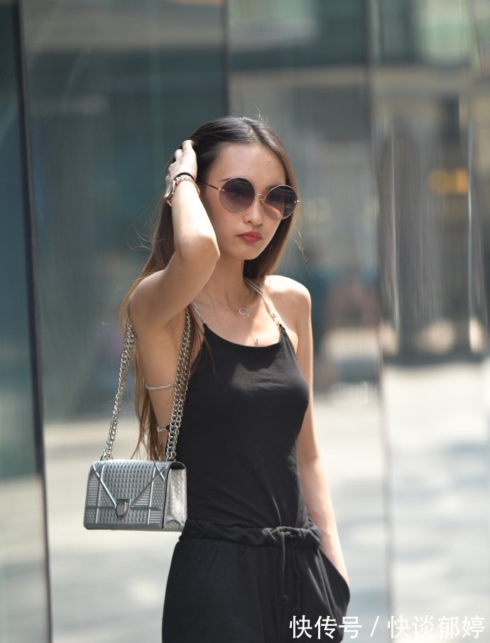 时尚穿搭 苗条女生的时尚穿搭,选择修身“露背装”,既显腿长又有个性!