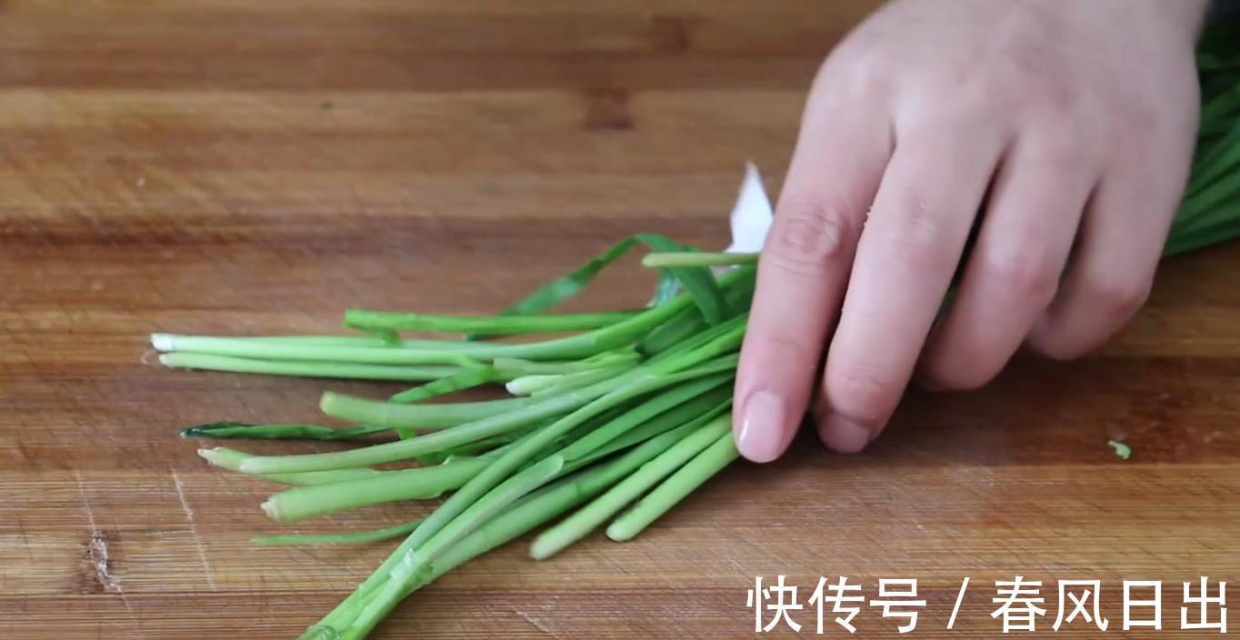 好吃|1段莲藕1把韭菜，教你1个好吃的做法，让你宁愿不吃红烧肉