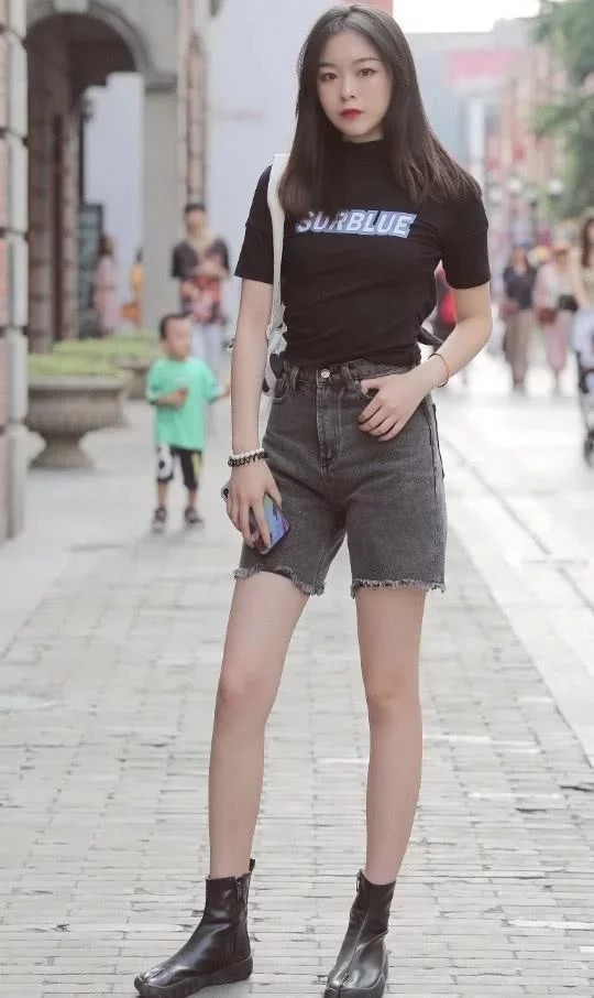 街拍:紧致身材的小姐姐,简约而不简单,令人赏心悦目