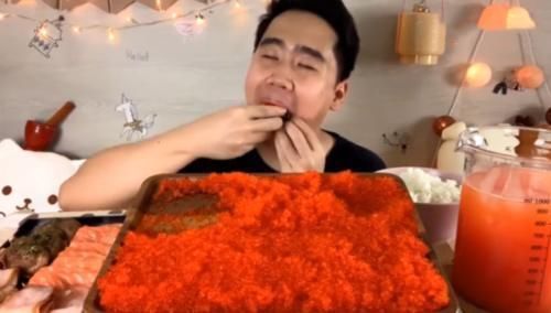 奢侈|大胃王吃1盘“鱼籽”,粉丝说他穷,看清后,网友这也太奢侈了