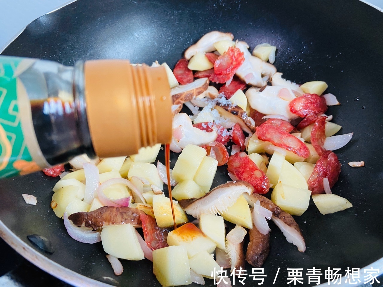 香菇土豆腊肠焖饭,美味好吃,健康有营养