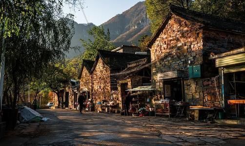 风水先生|中国最怪的二个村庄，一个在悬崖上，一个在地下，都成了著名景点