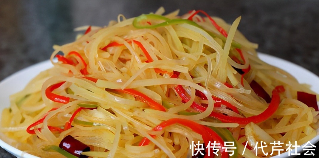 年薪38万大厨做“酸辣土豆丝”，操作手法超牛，放醋顺序是关键