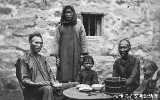 庆幸|老照片:晚清时代穷人吃饭旧照,你会庆幸清朝已经灭亡!