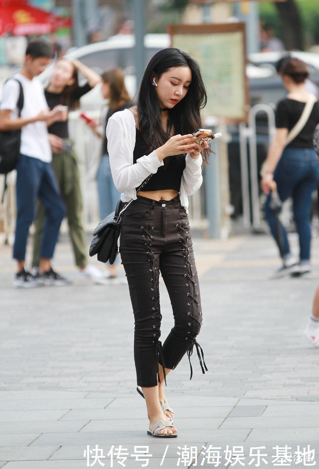 妹子嫌裙子不够精致,就“串上”一根鞋带,还能走得动吗