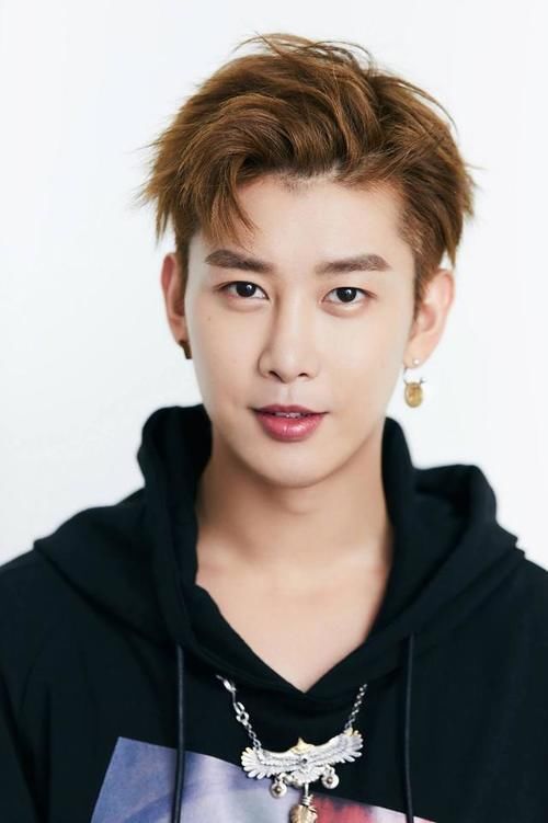 王一博|从UNIQ队长到《追逐梦想》,周艺轩如何慢慢活在王一博光芒之下