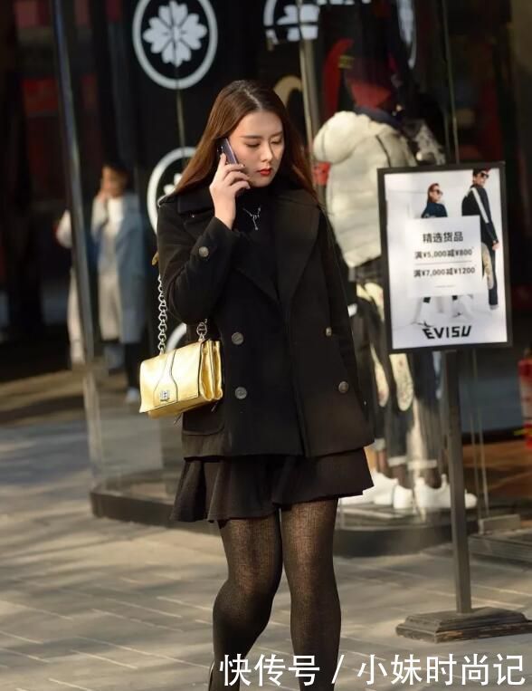 超过|街拍:身高不足160, 体重超过140的美女, 不要选择短裙配黑丝袜, 太显胖