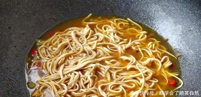 菜市场遇到它别手软，4块1斤营养高，切丝浇上酱汁焖一锅，够鲜美