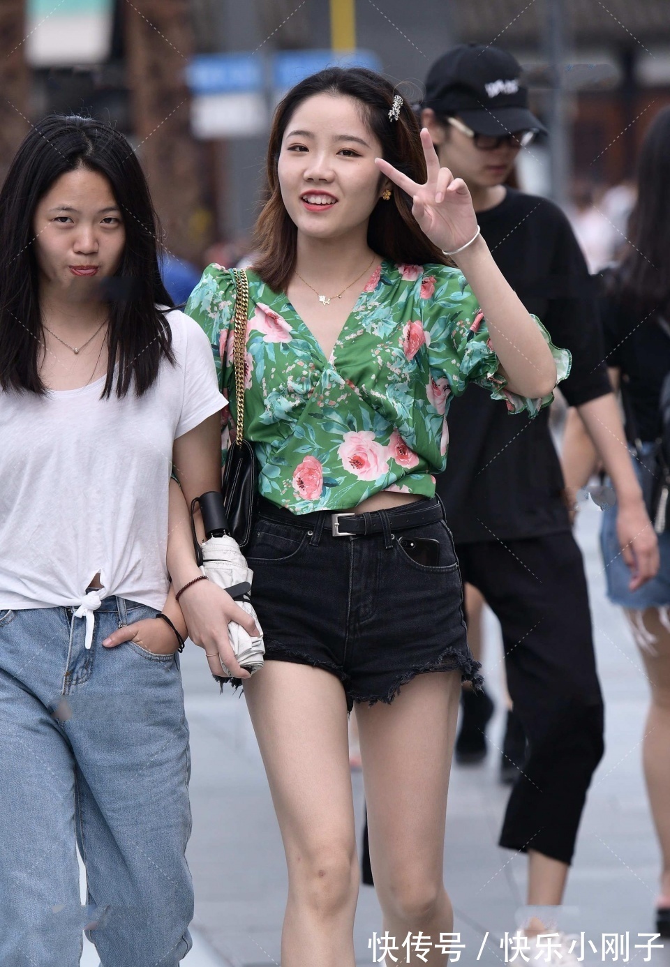 玄色|气质这一块拿捏的稳稳的，腿长真的就很任性随意穿，我喜欢的类型