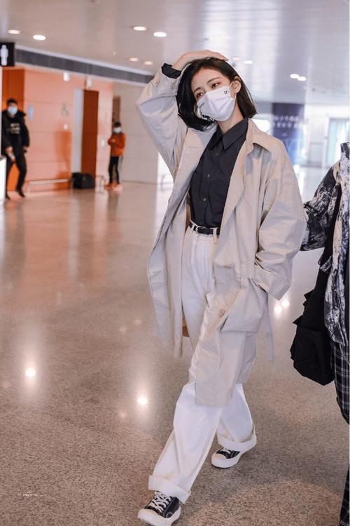 耐看|同色系穿搭好高级!穿灰色风衣配阔腿裤,简约搭配超耐看