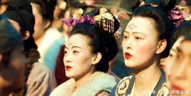 唐代女性好面妆,傅粉描眉、额间点缀,恰到好处的张扬与艳丽