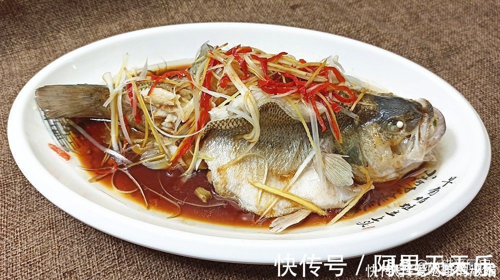 清蒸|清蒸鲈鱼就爱这种做法，又快又简单，鱼肉鲜嫩细腻，年夜饭做来吃