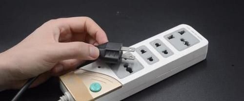 小孩|为什么插头上有2个小孔,听内行人说完,才知用途大,涨知识了
