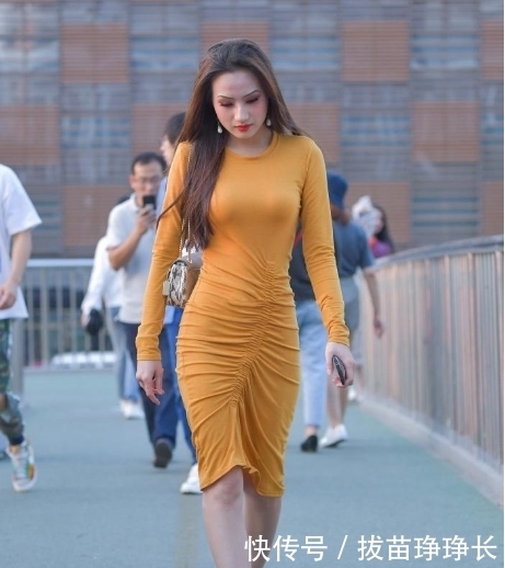 橘色紧身连衣裙,塑形还减龄