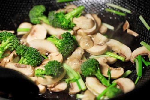 ? 西蘭花配“它”炒, 絕對夠“香”! 營養豐富還能美容養顏