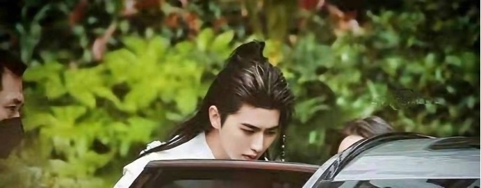 蔡徐坤路透有多帅?白衣素袍十分抢眼,网友:风度翩翩的公子!